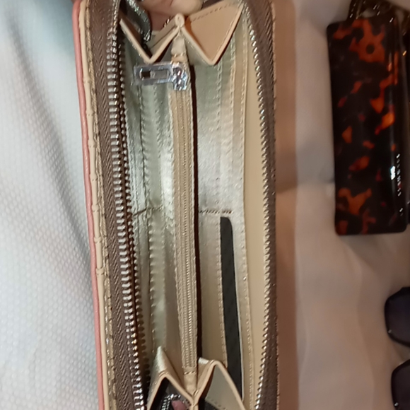 Guess Wallet - Picture 2 of 3
